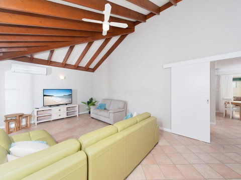 Occy's @ Fingal Bay - Whitsundays Accommodation 1