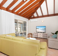 Occy's  Fingal Bay - Whitsundays Accommodation