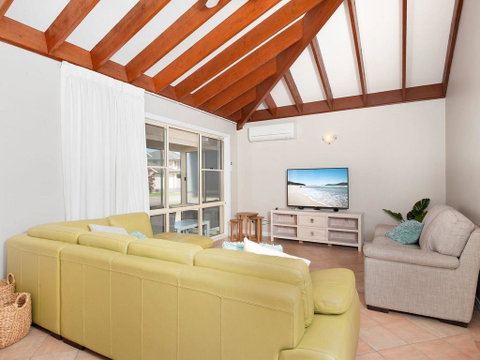 Occy's @ Fingal Bay - Whitsundays Accommodation 0