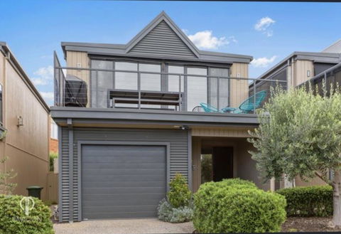 Ocean Grove House With Fantastic Ocean Views - Whitsundays Accommodation 1