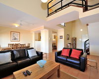 Ocean Sunsets - 2 bedroom converted warehouse apartment