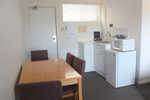 Oceanside Hawks Nest - Whitsundays Accommodation 2