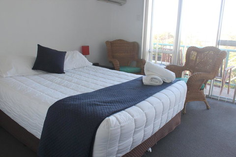 Oceanside Hawks Nest - Whitsundays Accommodation 3