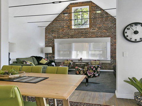 Old Bank Stables - 3 Night Weekends For Price Of 2 - Whitsundays Accommodation 2