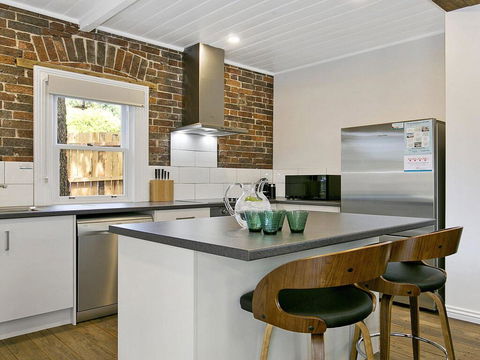 Old Bank Stables - 3 Night Weekends For Price Of 2 - Whitsundays Accommodation 1