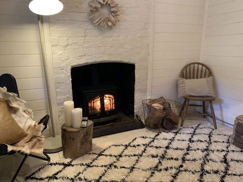 Old Railway Cottage - Whitsundays Accommodation 1