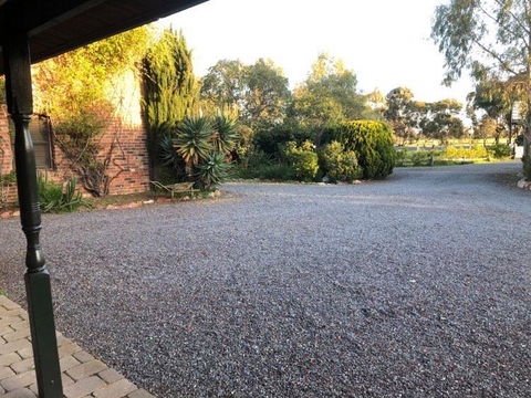 Olde Horsham Motor Inn - Whitsundays Accommodation 0