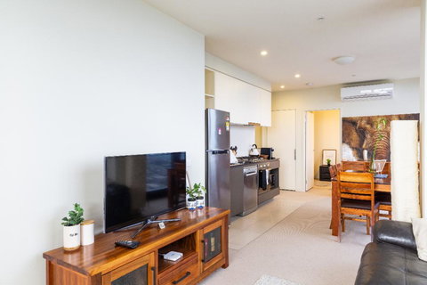 ON TOP OF THE WORLD - BEST VIEWS IN MELBOURNE !! - Whitsundays Accommodation 3