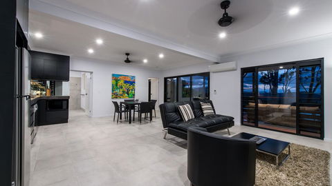 Onestep Airlie Retreat - Whitsundays Accommodation 3