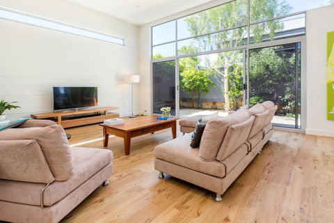 PALM COURT RETREAT - MORNINGTON - Whitsundays Accommodation 0