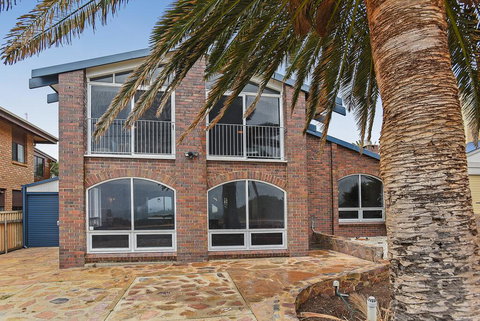 Palms On The Esplanade - Sellicks Beach - WiFi - Whitsundays Accommodation 2