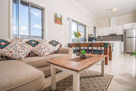 PEACEFUL 2Kingbed RootyHill Townhouse Near Station - Whitsundays Accommodation 0
