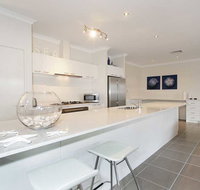 Penguin 4 Bedroom House by Shoalwater Executive Homes - Whitsundays Accommodation