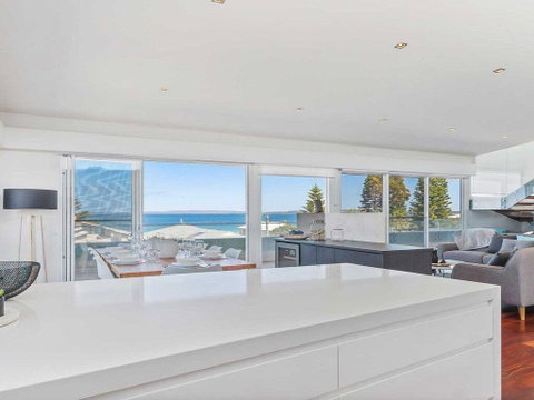 Perpendicular Penthouse - Modern Beachside Apartment - Whitsundays Accommodation 1