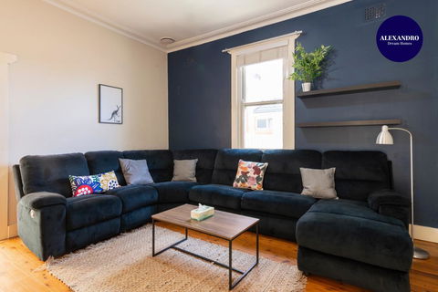 PET FRIENDLY FAMILY HOME WILLOUGHBY - Whitsundays Accommodation 2