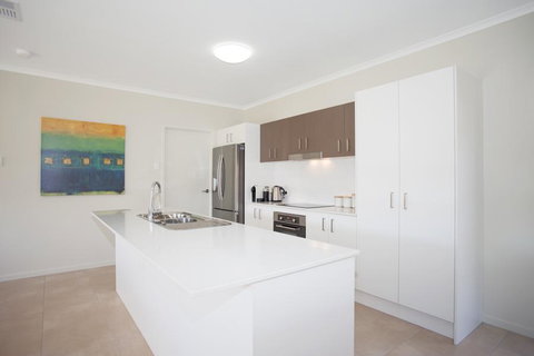 Petrie Beach Holiday Home - Whitsundays Accommodation 3