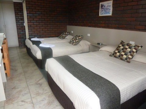 Pioneer Lodge Motel - Whitsundays Accommodation 0