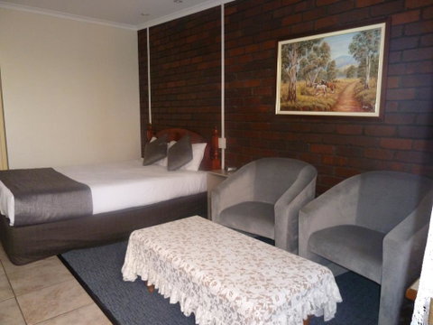 Pioneer Lodge Motel - Whitsundays Accommodation 1