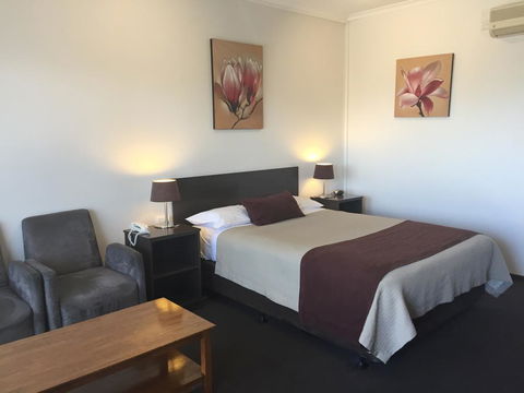 Ploughmans Motor Inn - Whitsundays Accommodation 2