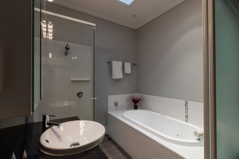 Promenade Executive Apartments - Whitsundays Accommodation 3