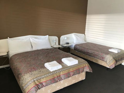 RAILWAY HOTEL MOTEL - Whitsundays Accommodation 2