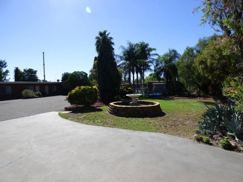 Red Chief Motel - Whitsundays Accommodation 0