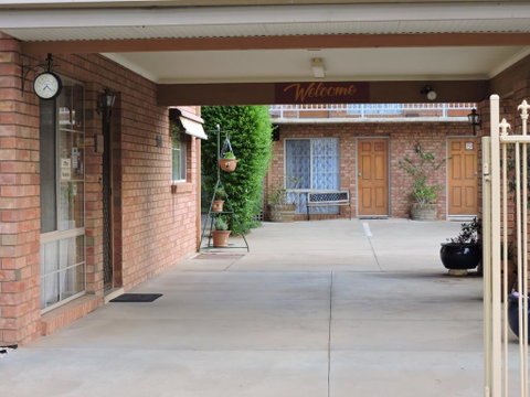 Red Cliffs Colonial Motor Lodge - Whitsundays Accommodation 1