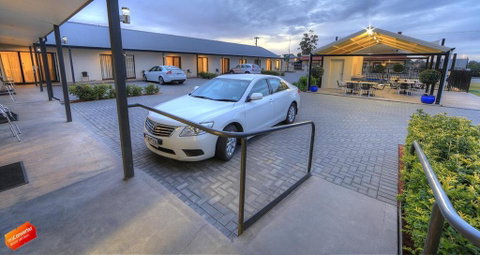 Red Earth Motel - Whitsundays Accommodation 1