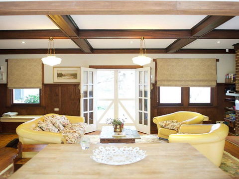 Robin Hill Manor - Rambling Retreat & Tennis Court - Whitsundays Accommodation 1