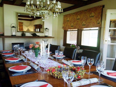 Robin Hill Manor - Rambling Retreat & Tennis Court - Whitsundays Accommodation 3