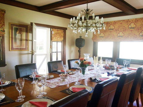 Robin Hill Manor - Rambling Retreat & Tennis Court - Whitsundays Accommodation 2