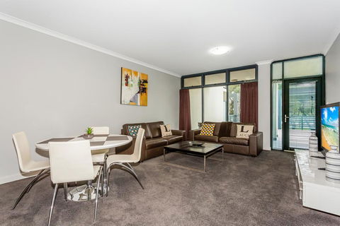 Rockingham Beachfront Apartment - Whitsundays Accommodation 2