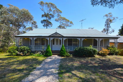 Rocky Mountain Cottage - Whitsundays Accommodation 0