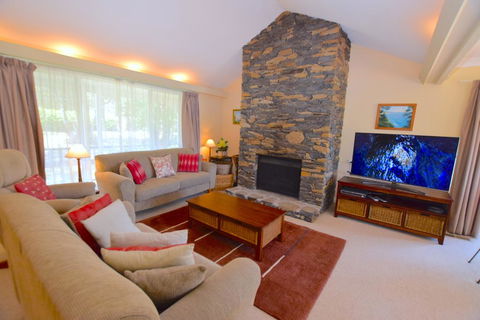 Rocky Mountain Cottage - Whitsundays Accommodation 1