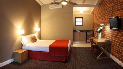 Rose & Crown Hotel - Whitsundays Accommodation 1
