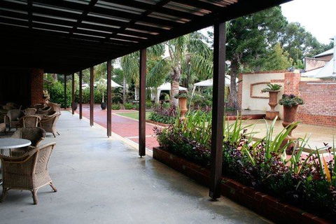 Rose & Crown Hotel - Whitsundays Accommodation 3