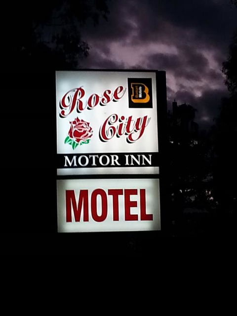 Rose City Motor Inn - Whitsundays Accommodation 3