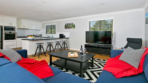 Rosella House Robertson - A Tranquil Highlands Escape - Whitsundays Accommodation 1