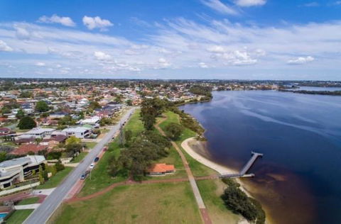 Rossmoyne 2 BEDROOM HOUSE, SELF CHECK IN, Walk To River, Shops, Bus, Trains, Cls To Airport, City, Beaches - Whitsundays Accommodation 2