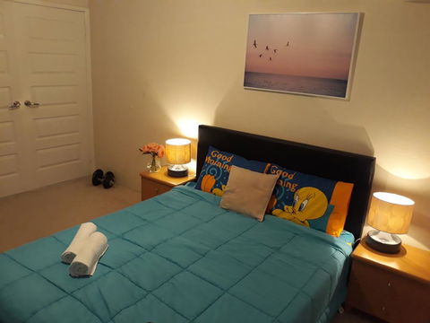 Rossmoyne 2 BEDROOM HOUSE, SELF CHECK IN, Walk To River, Shops, Bus, Trains, Cls To Airport, City, Beaches - Whitsundays Accommodation 1