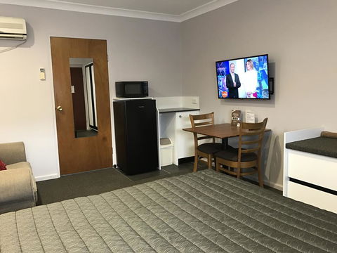 Roydons Motor Inn - Whitsundays Accommodation 0