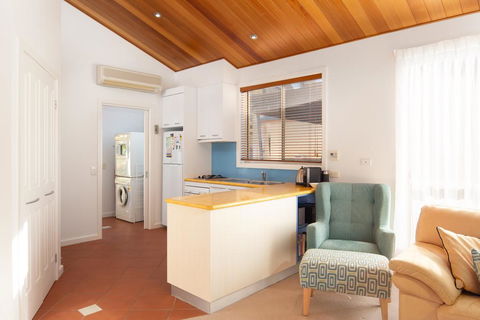 SAILS TWO - INVERLOCH - Whitsundays Accommodation 3