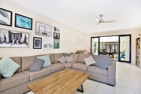 Sandy Bottom - Pet Friendly - 3 Min Walk To Beach - Whitsundays Accommodation 2