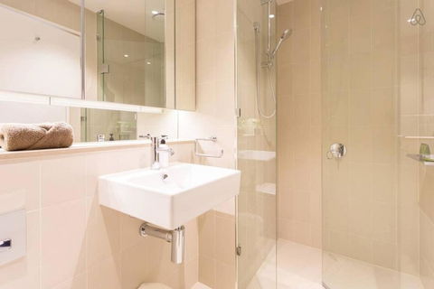 Scarlett - Docklands Delight Balcony, Gym & Pool - Whitsundays Accommodation 3