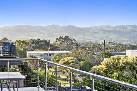 SEA SPECTACULAR - Seconds From The Beach! - Whitsundays Accommodation 1