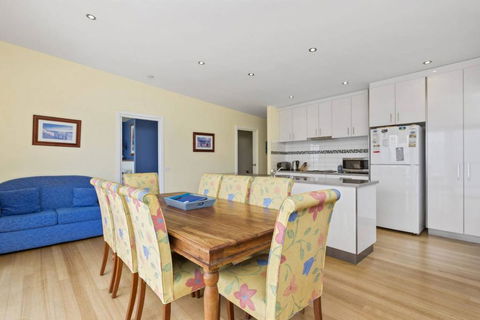 SEA SPECTACULAR - Seconds From The Beach! - Whitsundays Accommodation 3