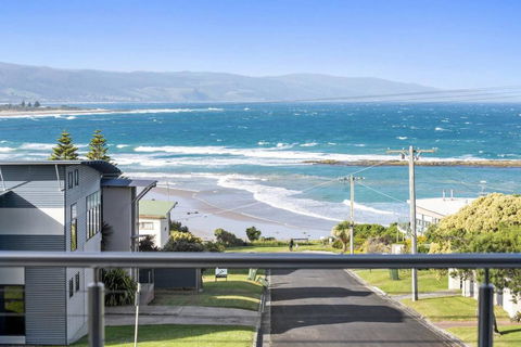 SEA SPECTACULAR - Seconds From The Beach! - Whitsundays Accommodation 0