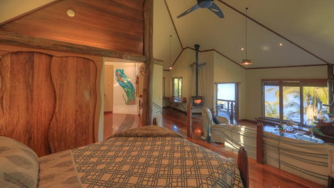 Secrets On The Lake - Whitsundays Accommodation 1