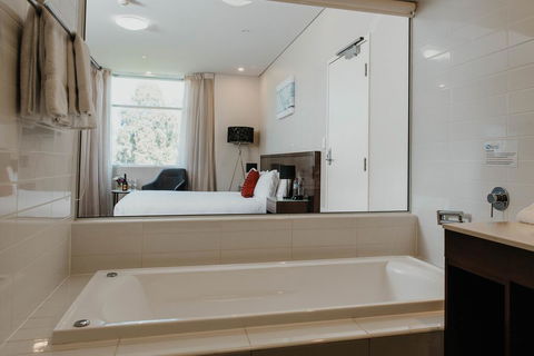 Sfera's Park Suites & Convention Centre - Whitsundays Accommodation 1