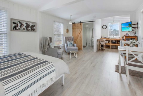 Shearers Cottage - Pet Friendly Holiday Accommodation - Whitsundays Accommodation 3